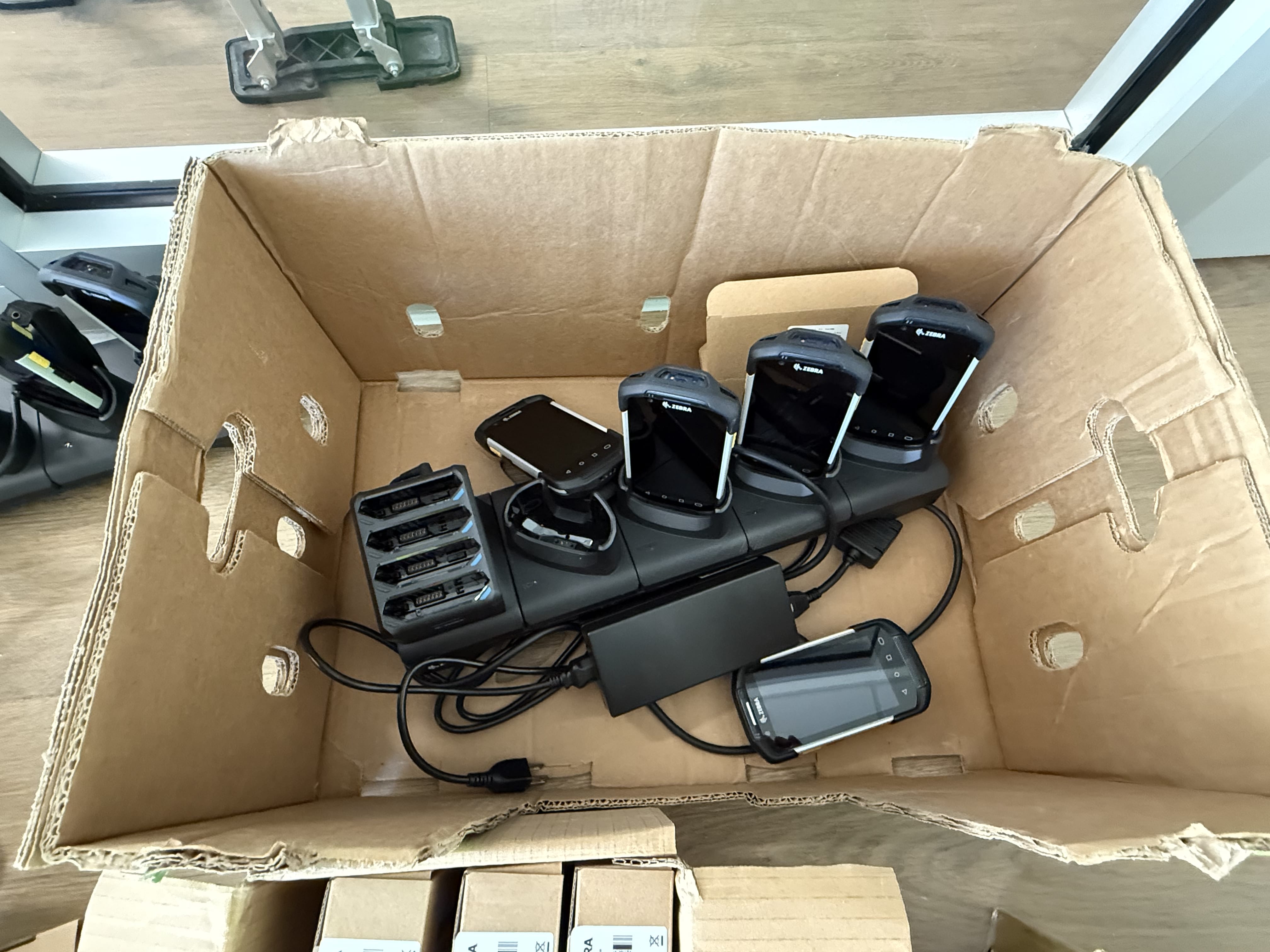 SB32: Zebra TC21/TC26 Mobile Scanners, Multi-Bay Charging Cradles & Accessories – Lot of Handheld Devices, New & Used Mix, photo 5