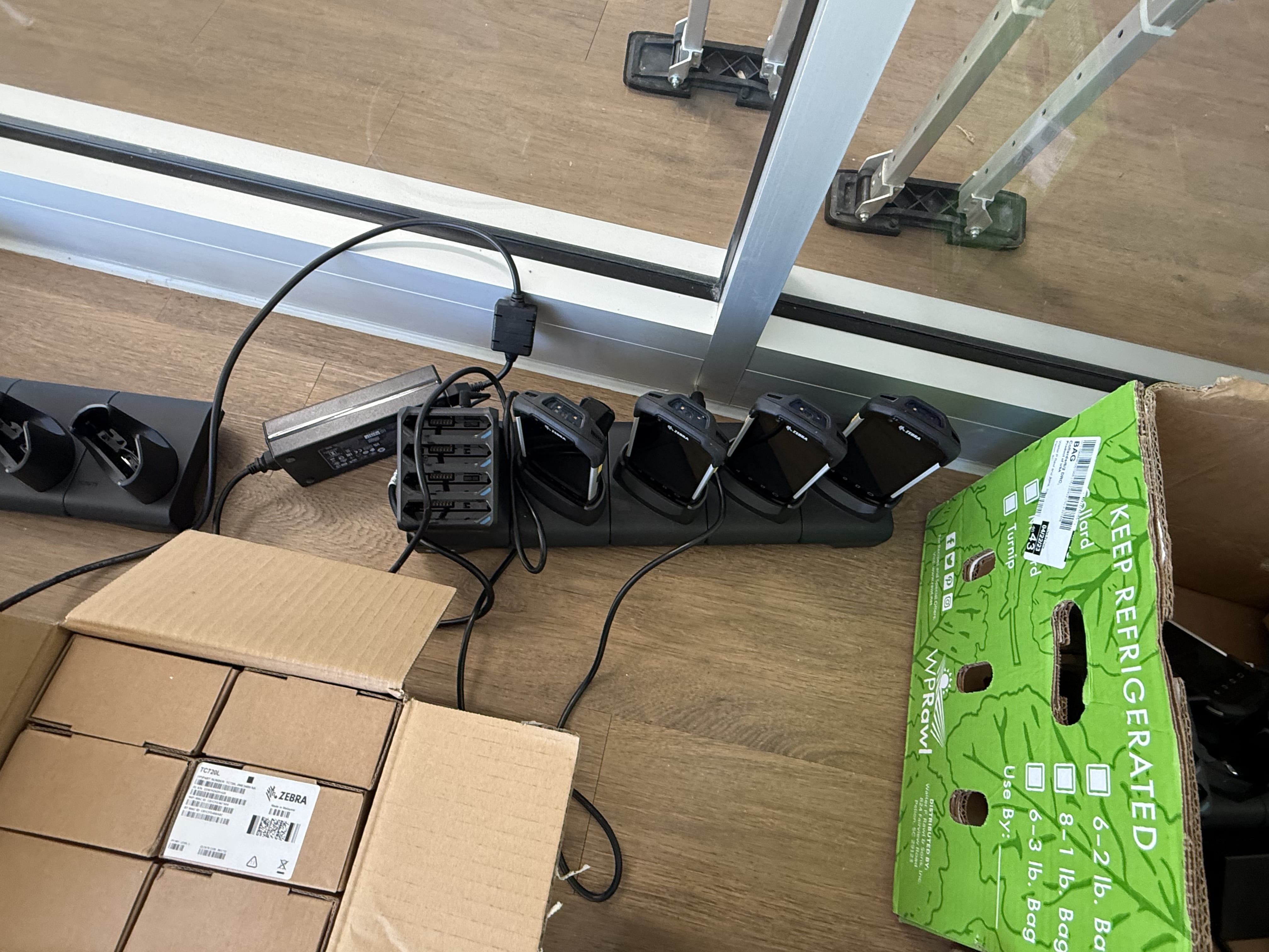 SB32: Zebra TC21/TC26 Mobile Scanners, Multi-Bay Charging Cradles & Accessories – Lot of Handheld Devices, New & Used Mix, photo 6