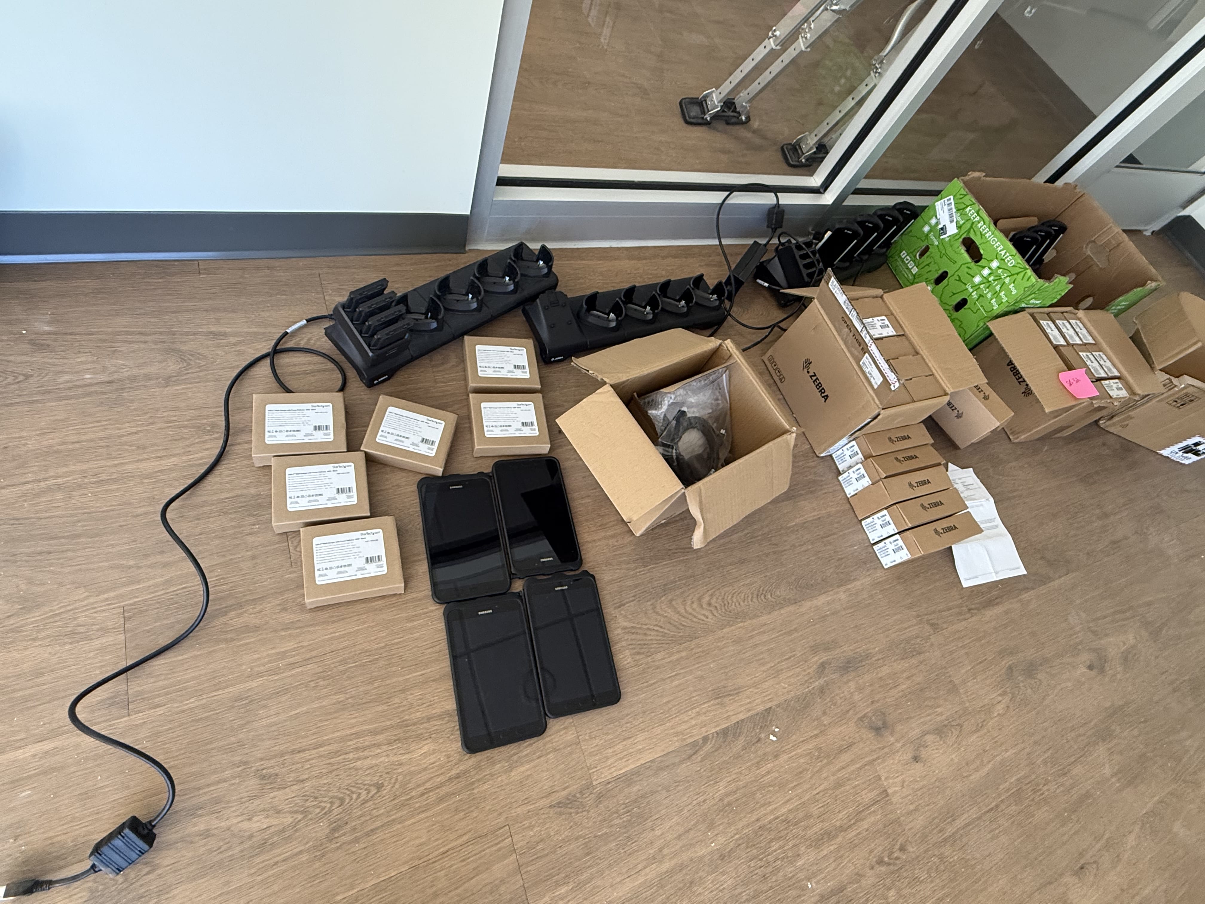 SB32: Zebra TC21/TC26 Mobile Scanners, Multi-Bay Charging Cradles & Accessories – Lot of Handheld Devices, New & Used Mix, photo 8