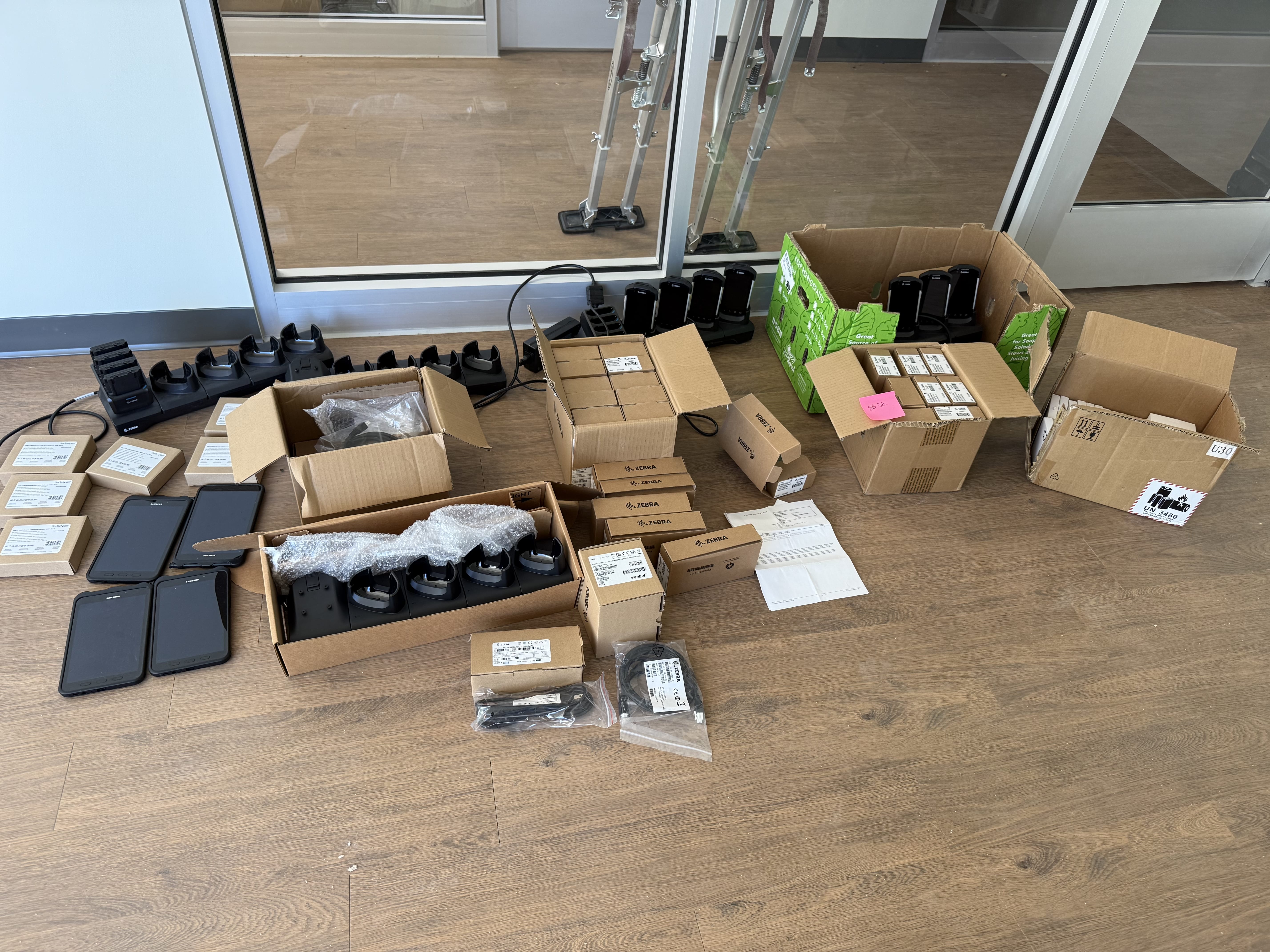 SB32: Zebra TC21/TC26 Mobile Scanners, Multi-Bay Charging Cradles & Accessories – Lot of Handheld Devices, New & Used Mix, photo 9