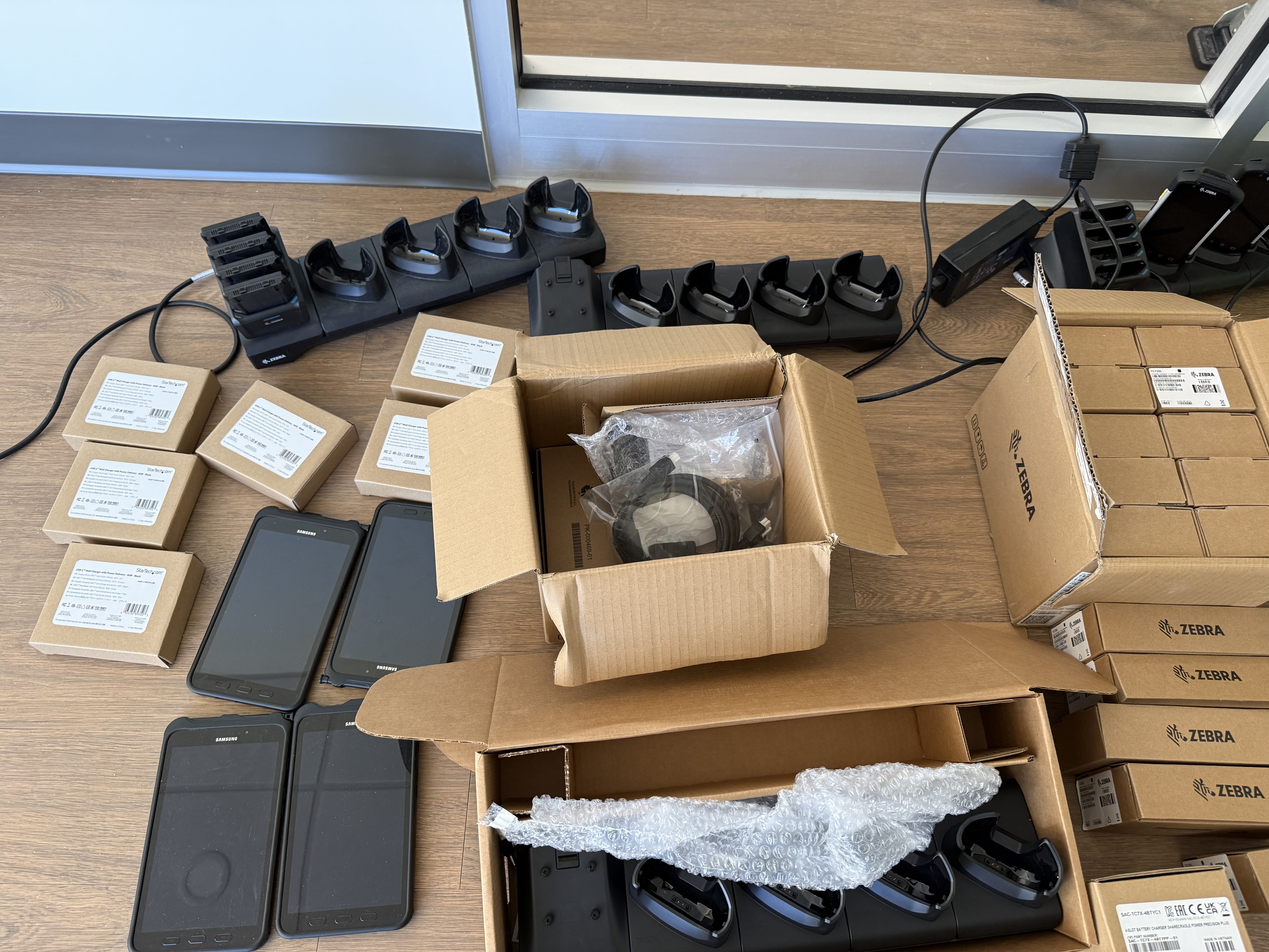 SB32: Zebra TC21/TC26 Mobile Scanners, Multi-Bay Charging Cradles & Accessories – Lot of Handheld Devices, New & Used Mix, photo 11