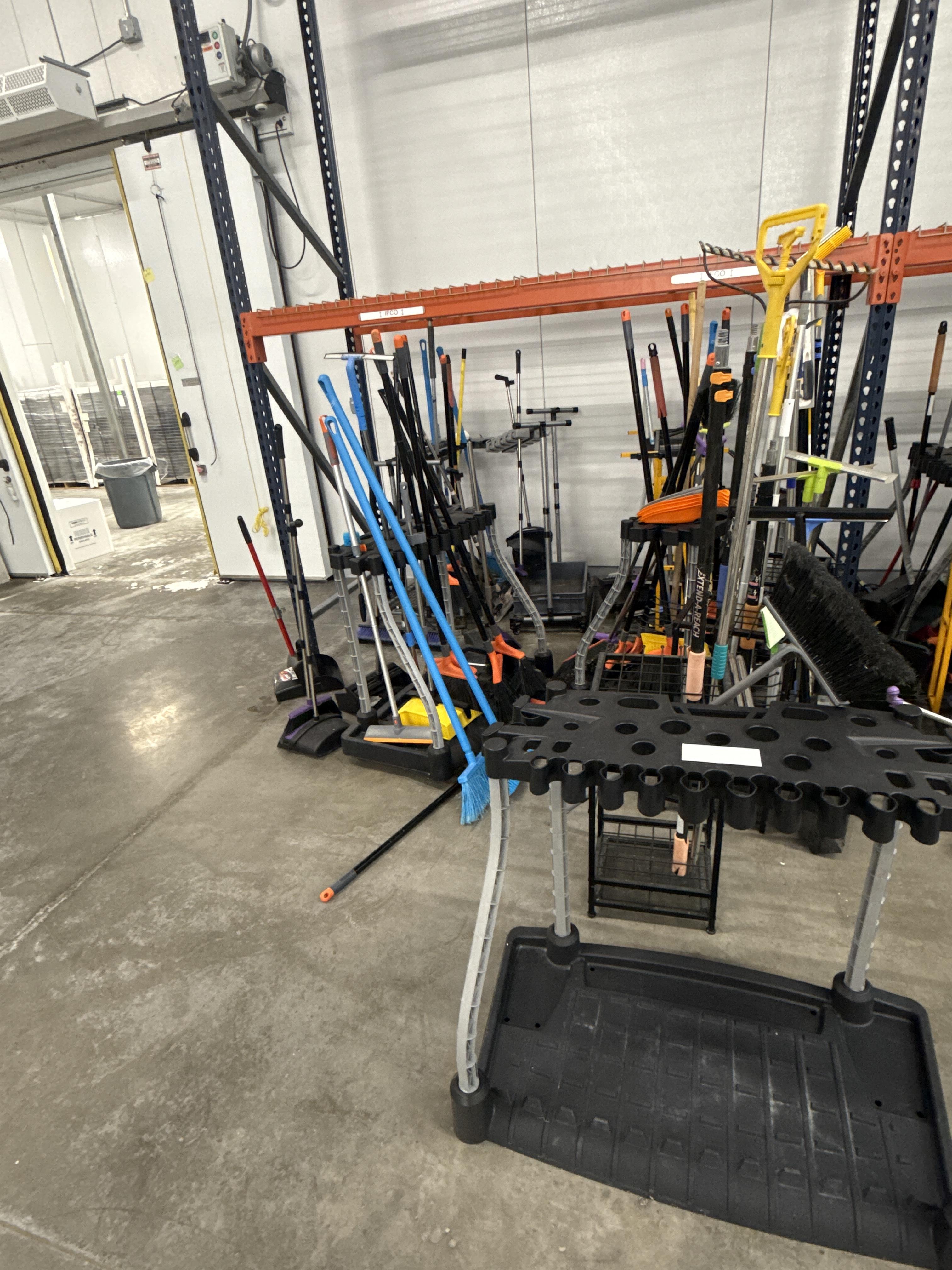 Janitorial Cleaning Tools, Brooms, Dust Pans & Organizers, photo 2