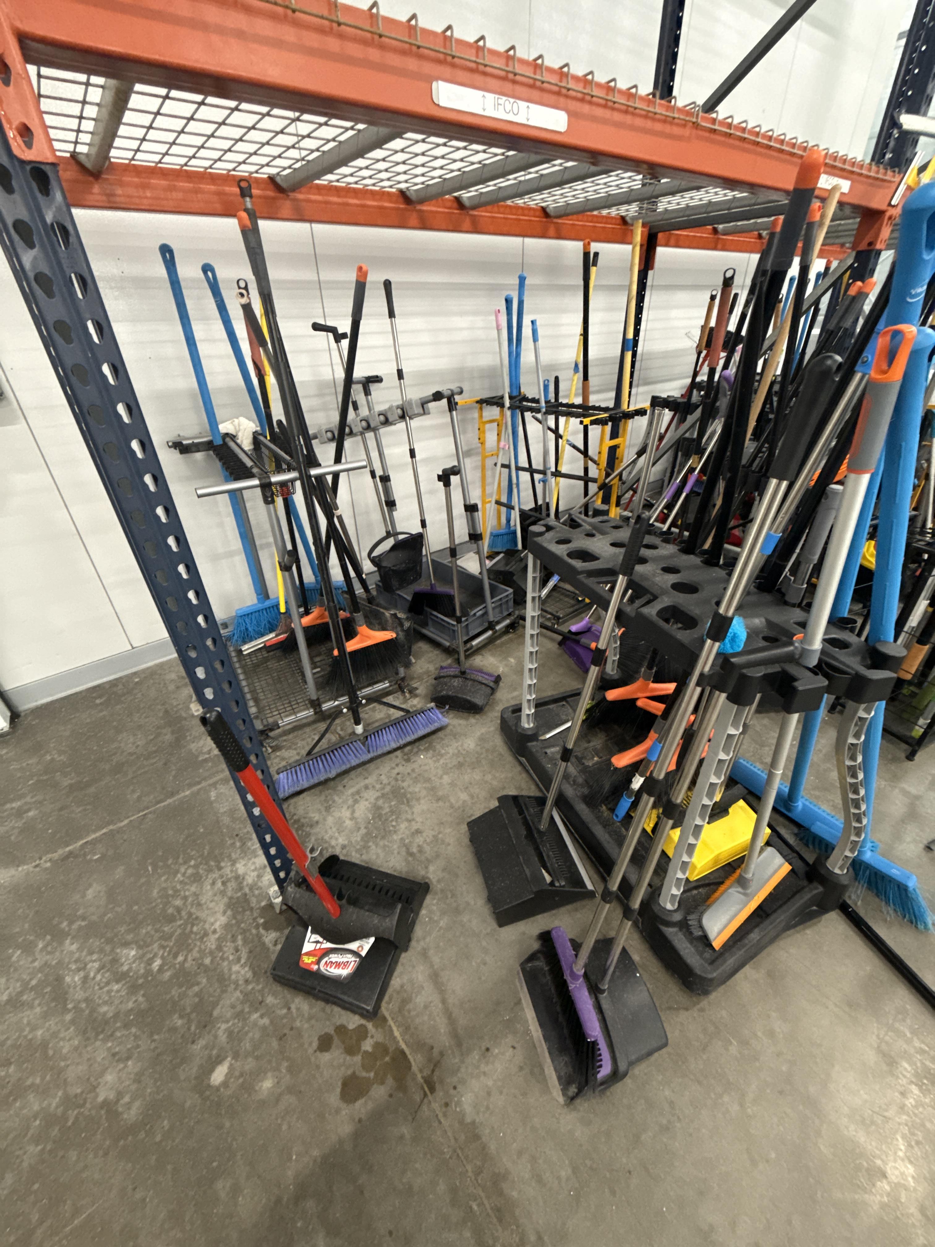 Janitorial Cleaning Tools, Brooms, Dust Pans & Organizers, photo 3